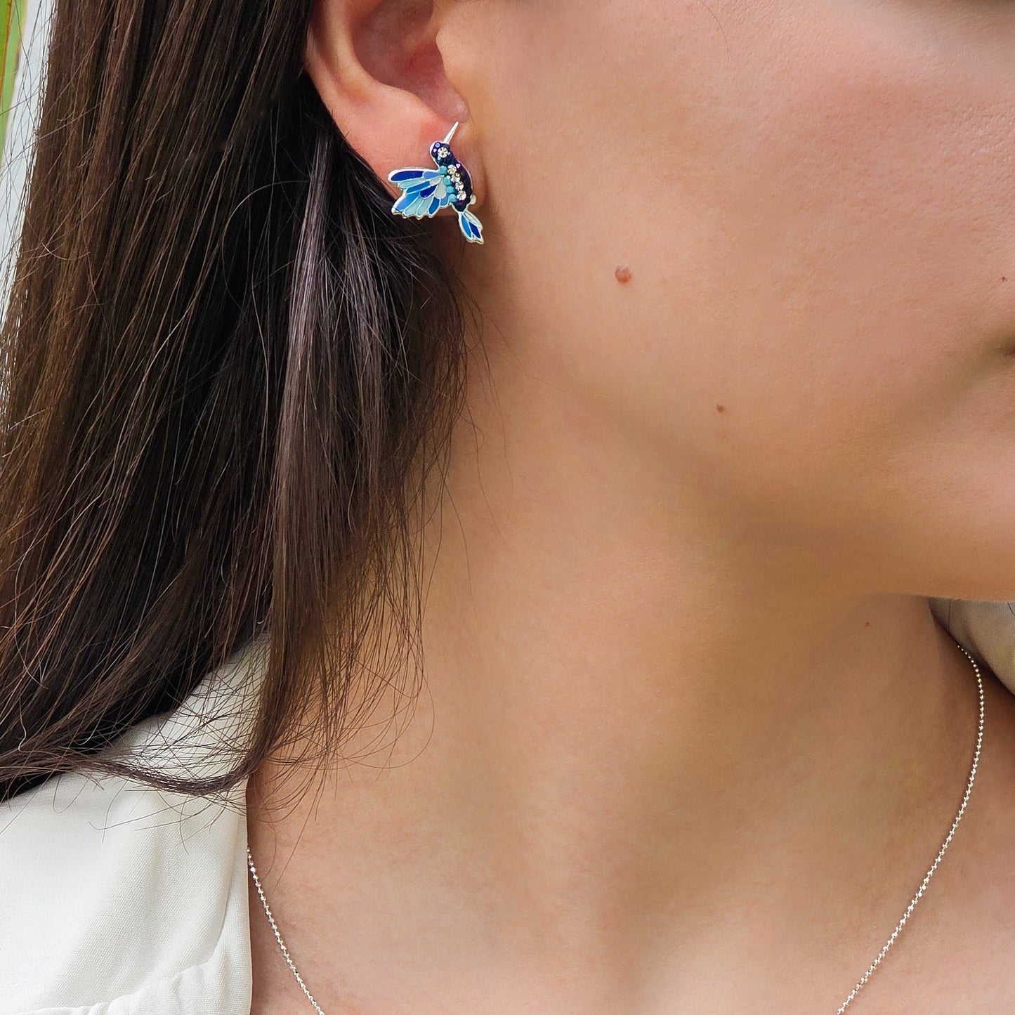 hummingbirds earrings in blue in model