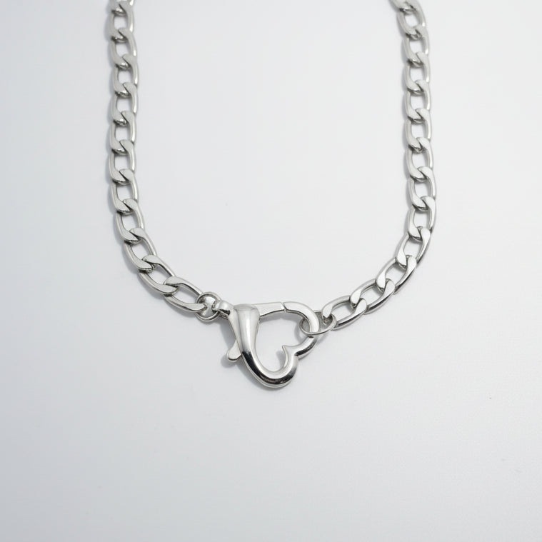 Amour - Gold Heart Clasp Necklace